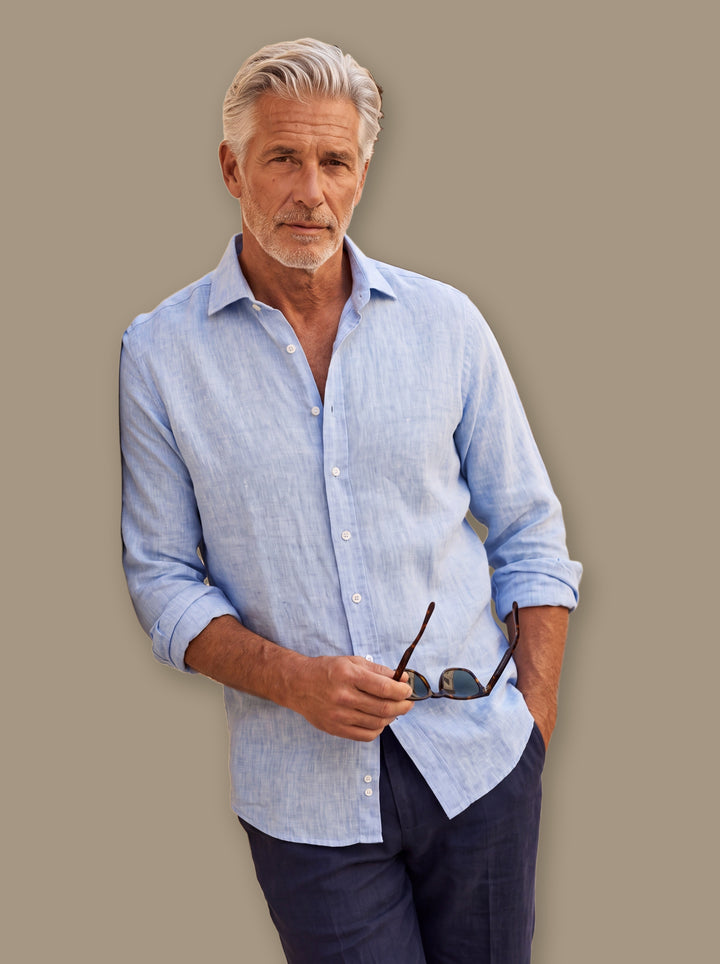 Albert linen shirt in Light Blue, studio - Gentlemens Manor