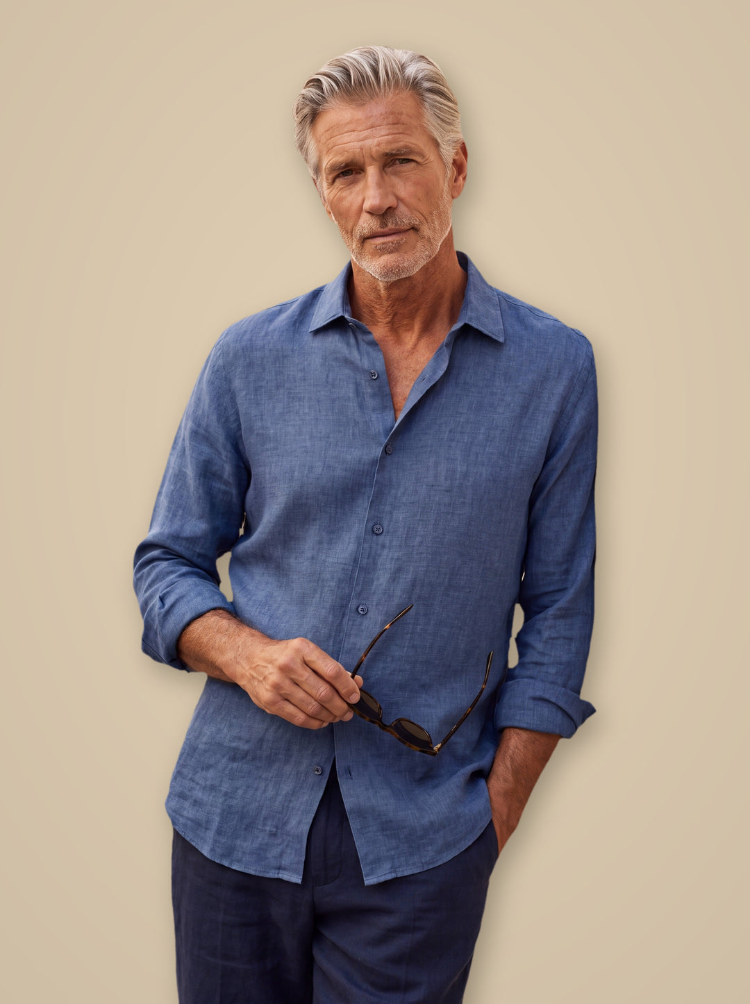 Alonzo linen shirt in Blue, studio - Gentlemens Manor