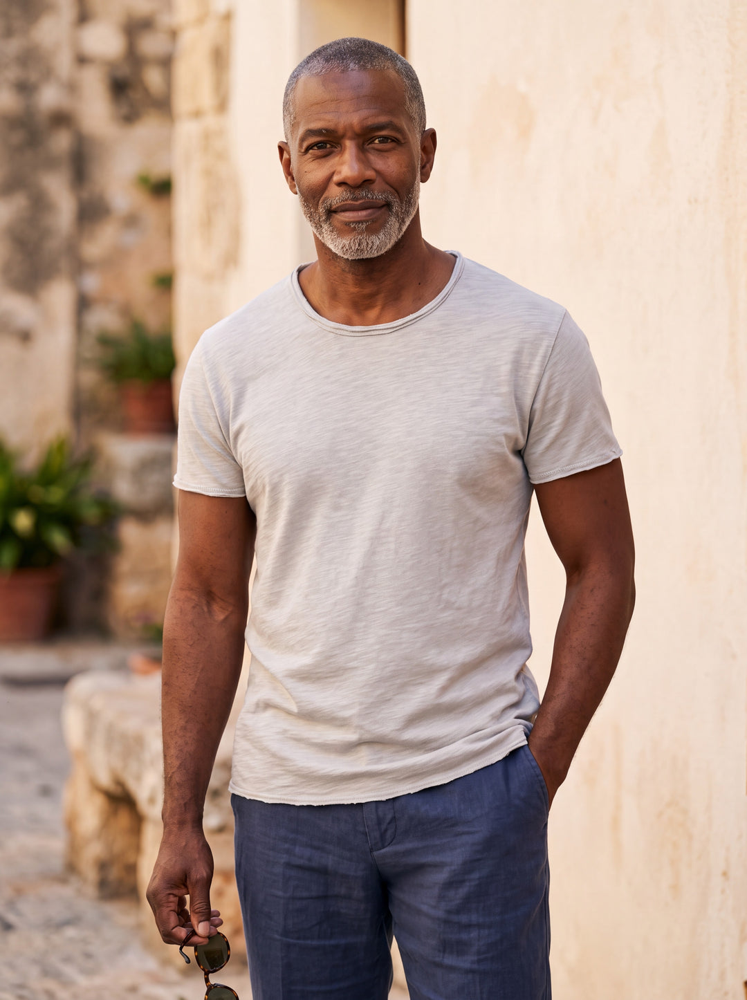Bryce Men t-shirt in light grey, worn by a model on a Mediterranean terrace - Gentlemens Manor lifestyle