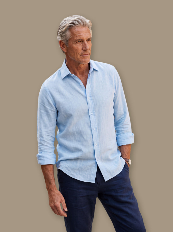 Delmar linen shirt in Light Blue, studio - Gentlemens Manor