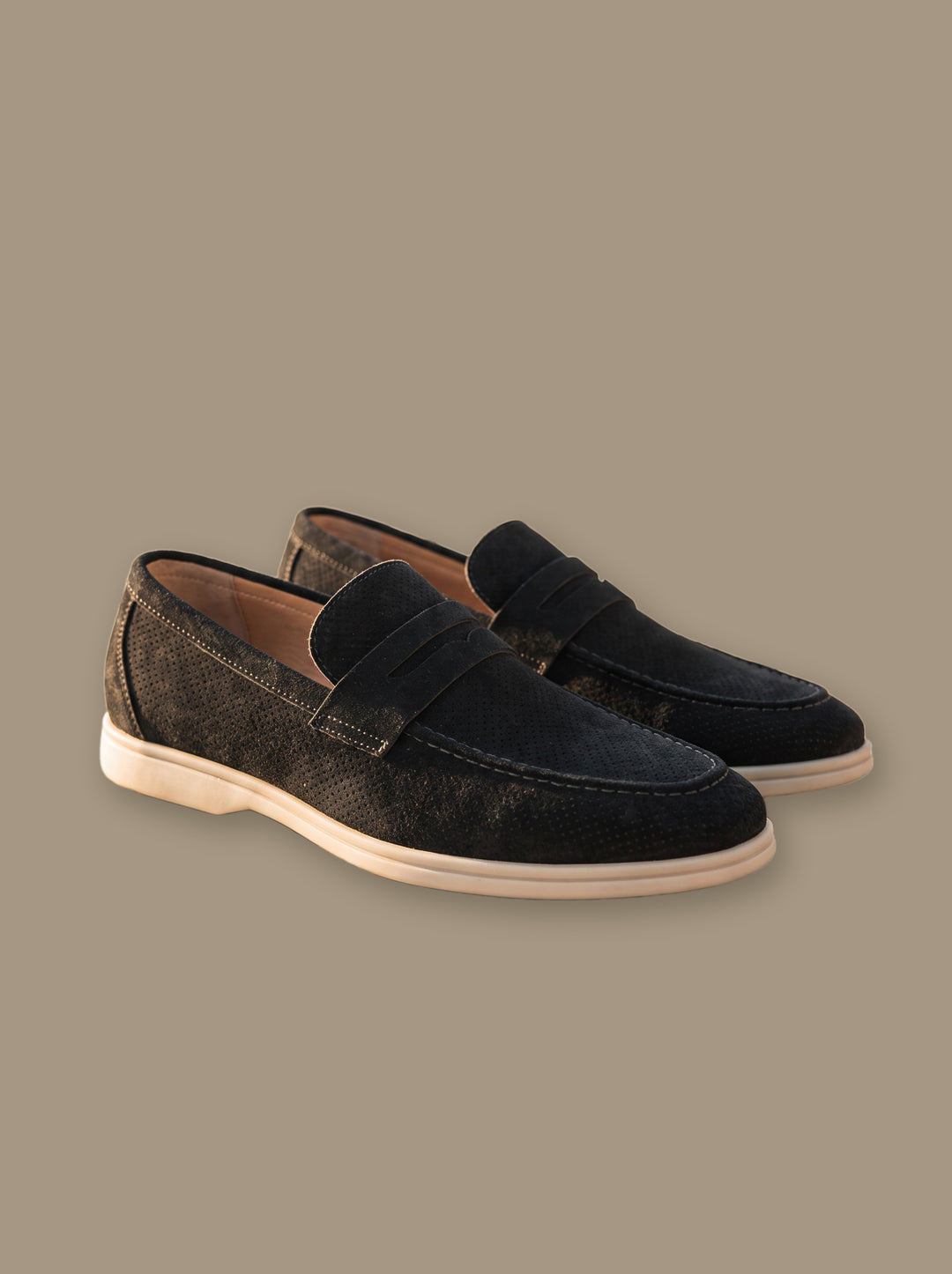 Hiram loafers in Black, studio - Gentlemens Manor
