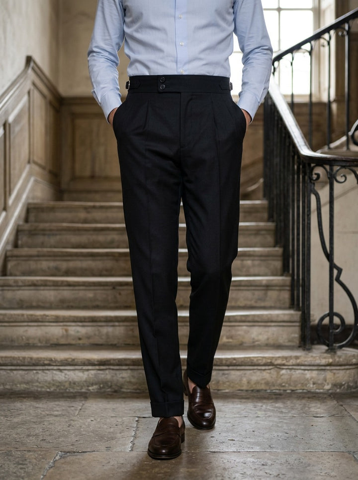 Paxton pleated trousers in Black, lifestyle on a civic stone staircase, Gentlemens Manor