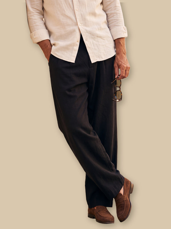 Riley trousers in Black, studio - Gentlemens Manor
