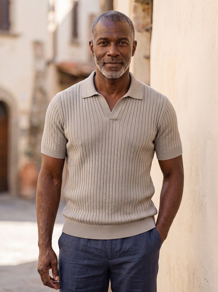 Vernon Men polo shirt in light grey, worn by a model on a Mediterranean terrace - Gentlemens Manor lifestyle